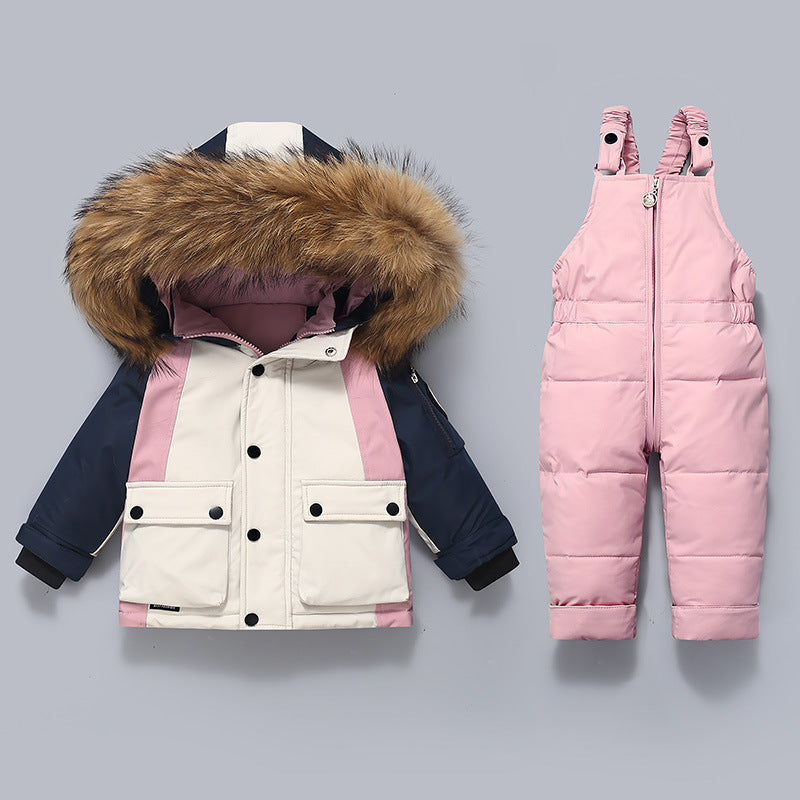 "Ensemble hiver 2 pièces pour enfant : doudoune matelassée tricolore vert foncé, beige et noir avec capuche bordée de fourrure synthétique marron et grandes poches 🧥 + salopette rembourrée vert foncé avec bretelles ajustables et fermeture éclair ⛷️ - tenue ultra-chaude en duvet de canard pour affronter l'hiver suisse, disponible chez BabyCoton ❄️"