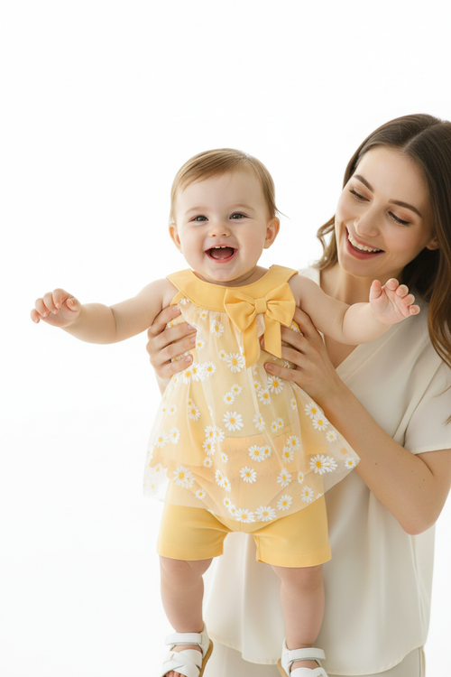 Ensemble bébé fille marguerites — top chiffon jaune sans manches imprimé marguerites et short jaune, tenue été 9-18 mois