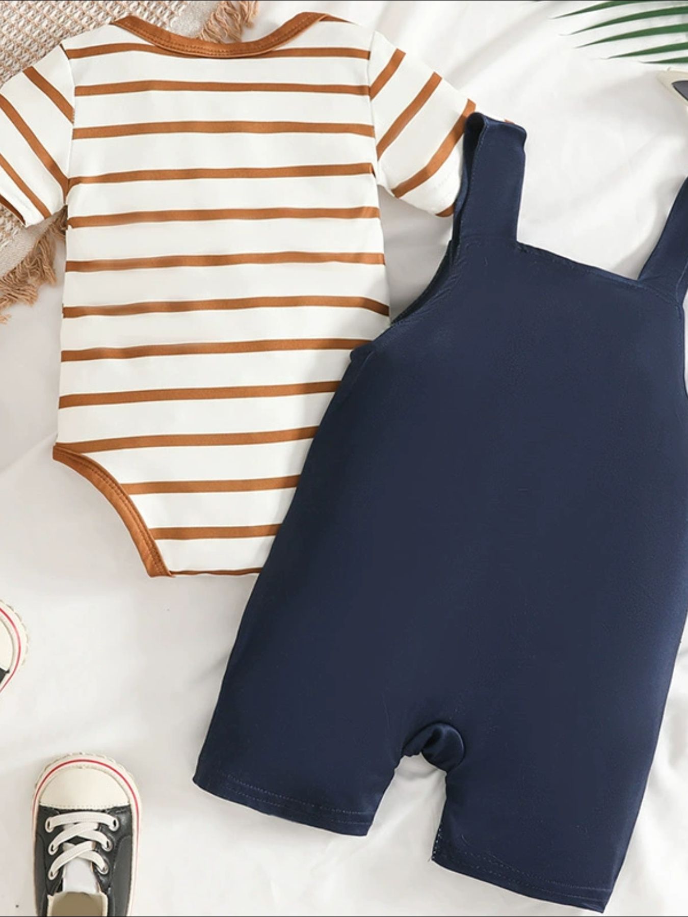 Ensemble bébé garçon 2 pièces Vue de dos ourson footballeur - body rayé marron blanc manches courtes, salopette bleue marine avec appliqué ourson numéro 10 et ballon de foot - tenue sport bébé 0-24 mois - BabyCoton
