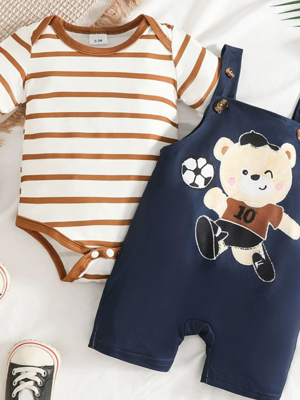 Ensemble bébé garçon 2 pièces ourson footballeur - body rayé marron blanc manches courtes, salopette bleue marine avec appliqué ourson numéro 10 et ballon de foot - tenue sport bébé 0-24 mois - BabyCoton
