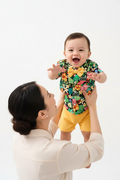 Ensemble bébé garçon tropical — chemise fleurie noire nœud papillon jaune et short jaune, tenue été 9-18 mois