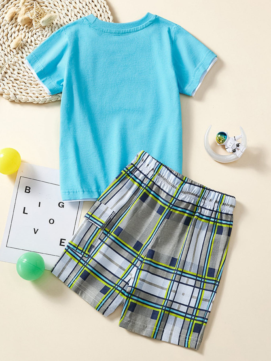 Tenue enfant thème robot futuriste - ensemble 2 pièces t-shirt bleu turquoise robot composé de mots et short à carreaux gris jaune - confort et style créatif pour enfant - BabyCoton

