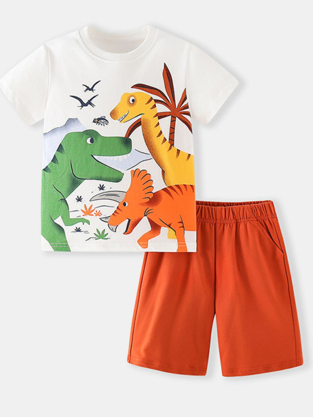 Ensemble enfant 2 pièces trois dinosaures - t-shirt blanc avec T-Rex vert, diplodocus jaune, dinosaure orange rayé, palmier tropical et oiseaux, short orange vif - tenue dinosaure enfant 2-8 ans - BabyCoton
