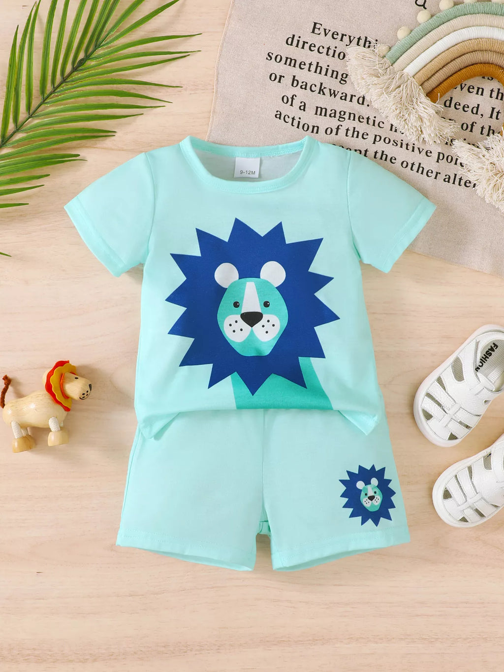  🦁 Un ensemble haut manches courtes imprimé lion et short - vue de face montrant le motif majestueux qui inspire courage et confiance