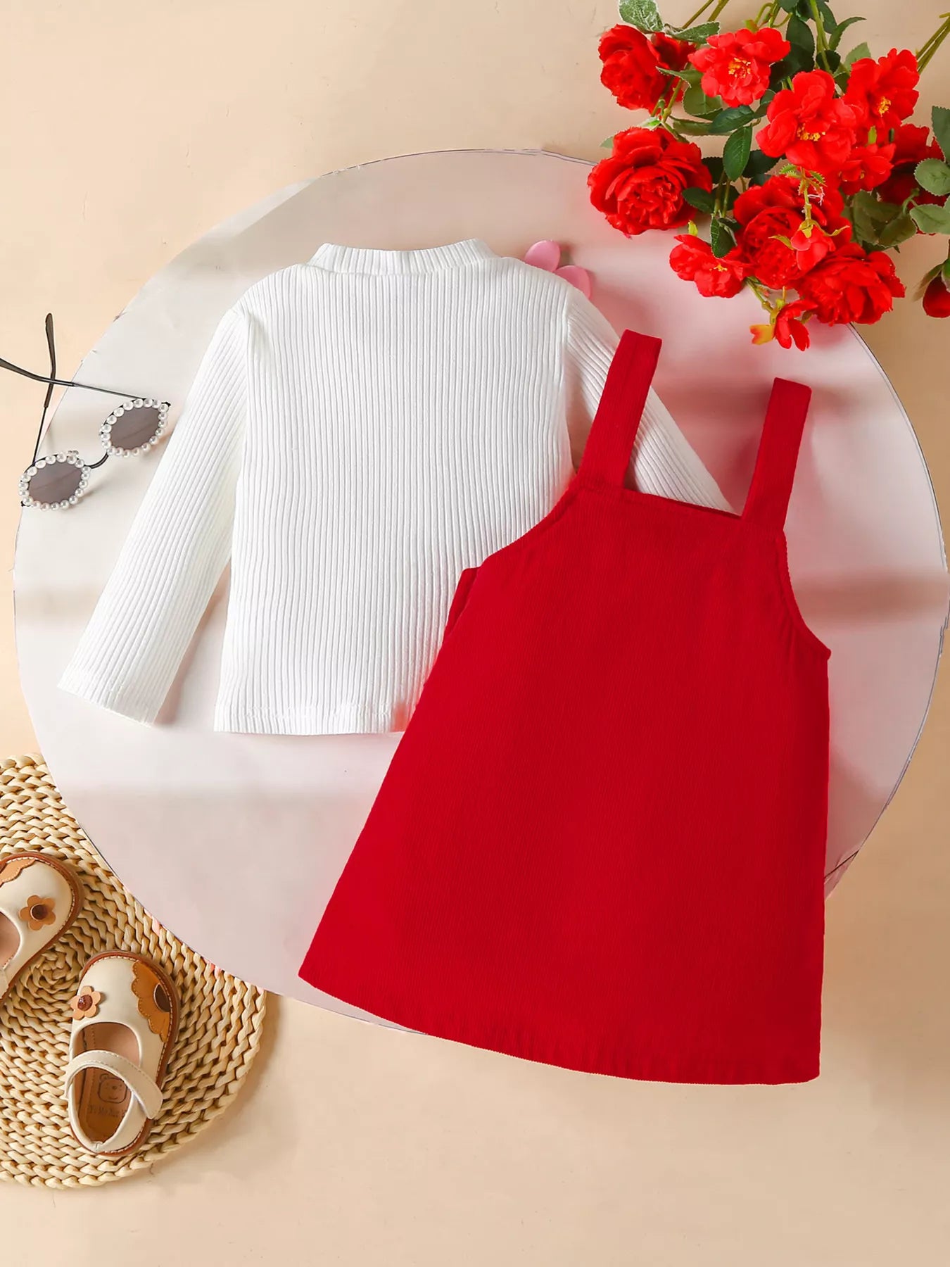💫 L'ensemble qui capture l'essence de l'enfance :

👗 Robe salopette en velours côtelé ultra-doux et confortable 💝 Adorable détail cœur qui ajoute une touche de tendresse 👕 Haut côtelé coordonné pour un look complet harmonieux 🎨 Style vintage-chic qui ne se démode jamais ✨ Elle se sent jolie, confortable et confiante toute la journée