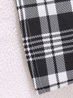 💕 Gros plan détail cardigan doux moelleux texture ultra-douce chaleureuse et robe à carreaux intemporelle champêtre élégante - design cocooning sophistiqué - finitions soignées coutures impeccables - tissus doux confortables - tenue fêtes anniversaires mariages baptêmes BabyCoton
