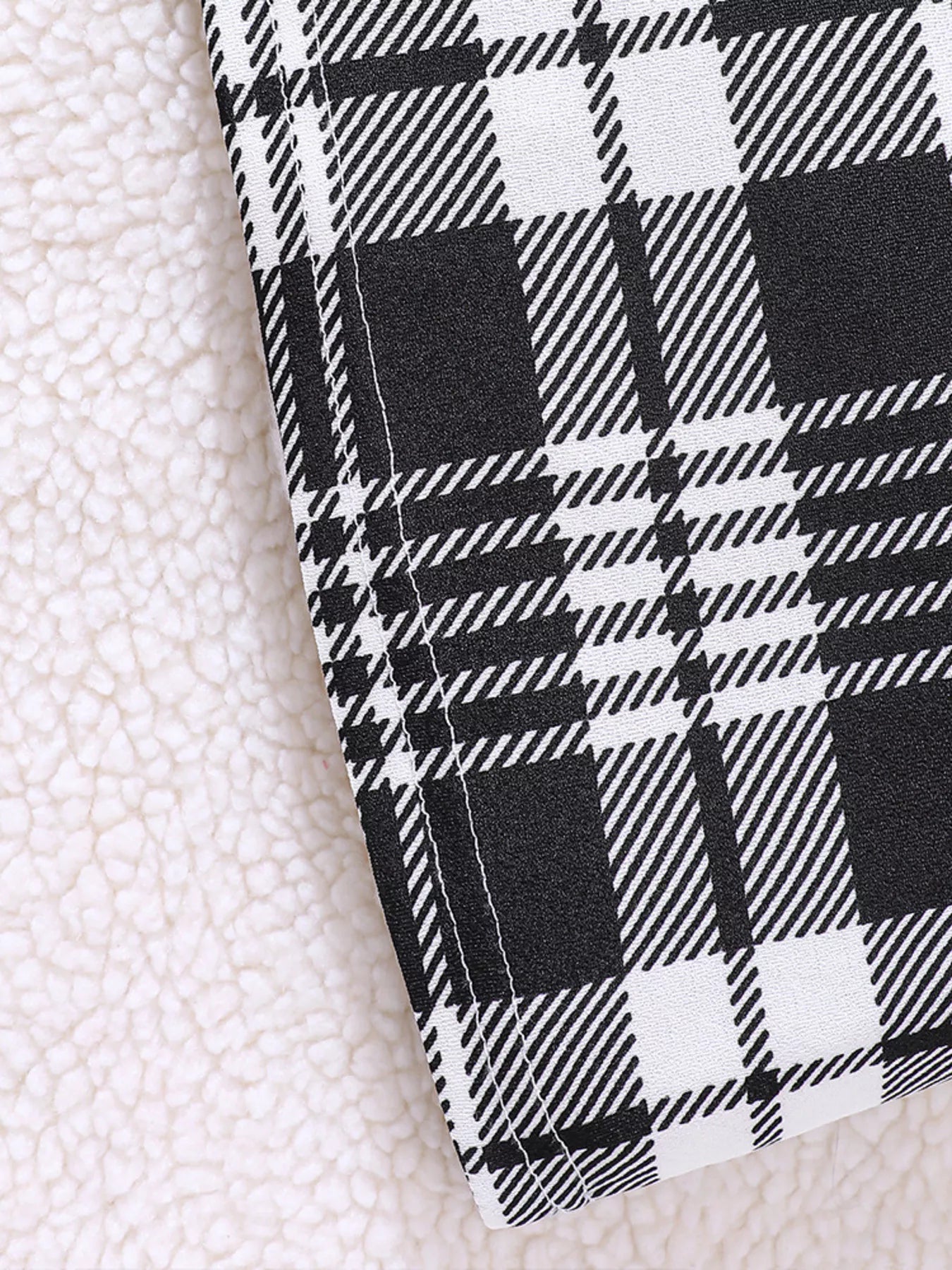 💕 Gros plan détail cardigan doux moelleux texture ultra-douce chaleureuse et robe à carreaux intemporelle champêtre élégante - design cocooning sophistiqué - finitions soignées coutures impeccables - tissus doux confortables - tenue fêtes anniversaires mariages baptêmes BabyCoton

