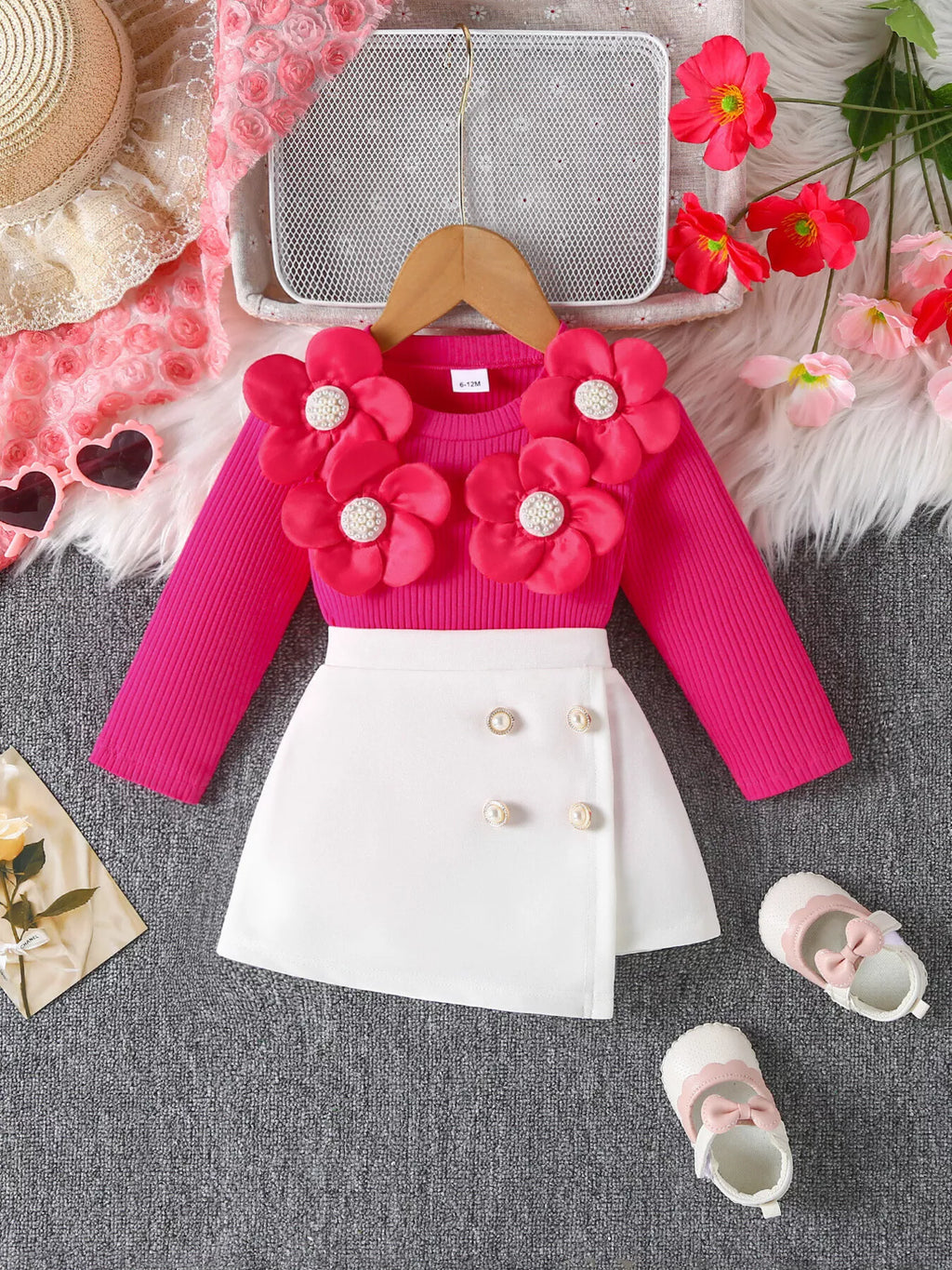 ✨ La douceur florale qui célèbre le printemps toute l'année ✨

🌸 Une histoire de tendresse et d'élégance champêtre

Imaginez une matinée ensoleillée dans un jardin fleuri. Votre petite fille court entre les fleurs, sa jupe virevoltant autour d'elle, les appliqués floraux de son haut scintillant sous le soleil. Elle cueille des pâquerettes et vous les offre avec un sourire radieux. C'est ce moment de pure magie que cet ensemble capture à chaque port.