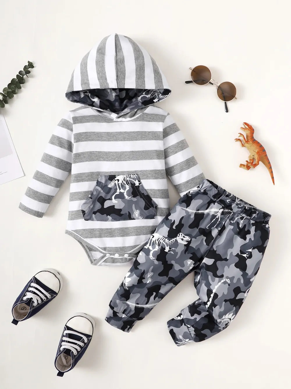Ensemble body hoodie rayé et pantalon camouflage pour bébé, vue de face montrant le style aventurier
