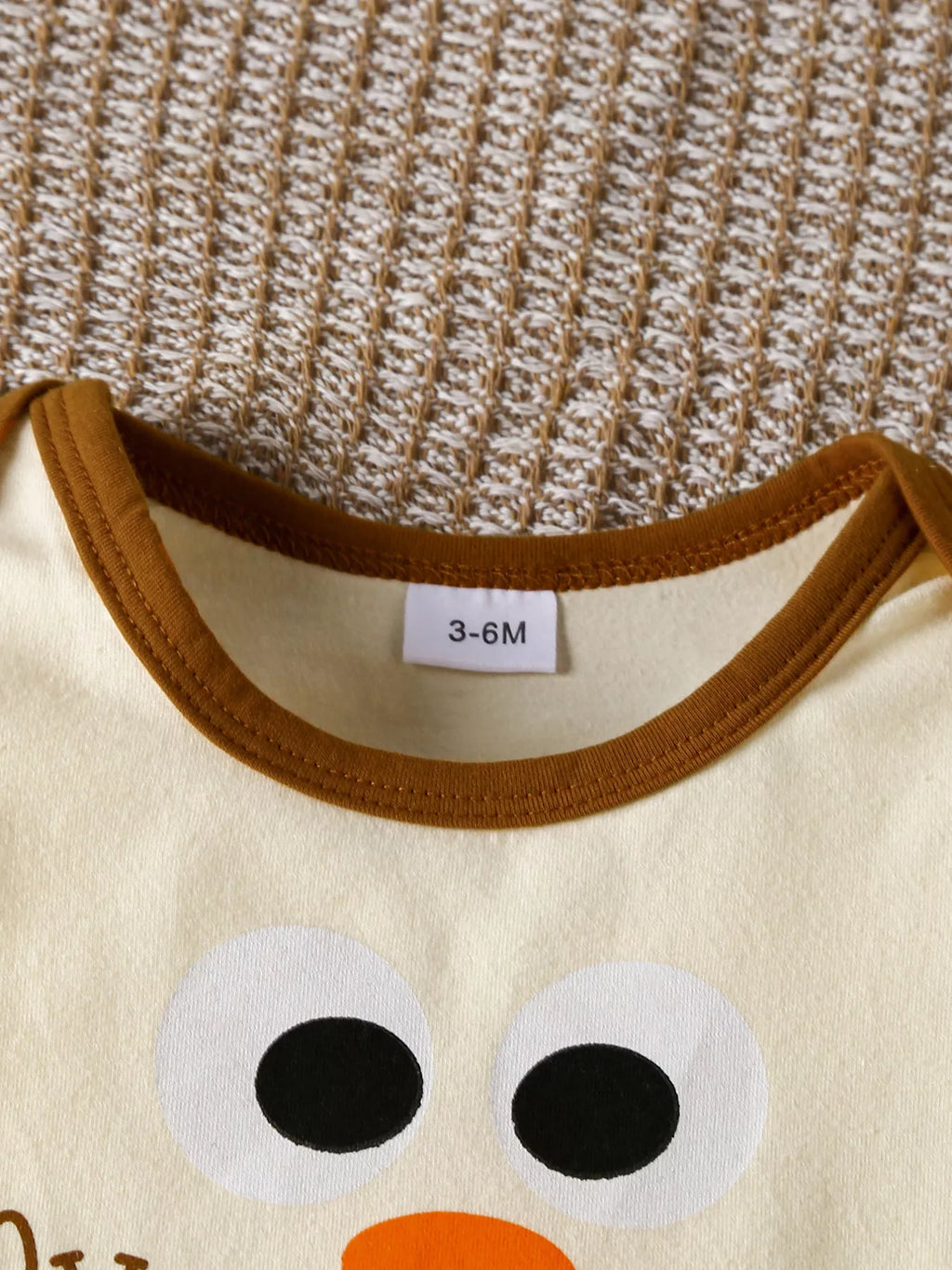 🍂 Gros plan détail graphique Mon 1er Thanksgiving dinde adorable sur body bébé - design festif mémorable unique - finitions soignées qualité premium - couleurs chaudes automne - tenue première célébration photos souvenirs BabyCoton
