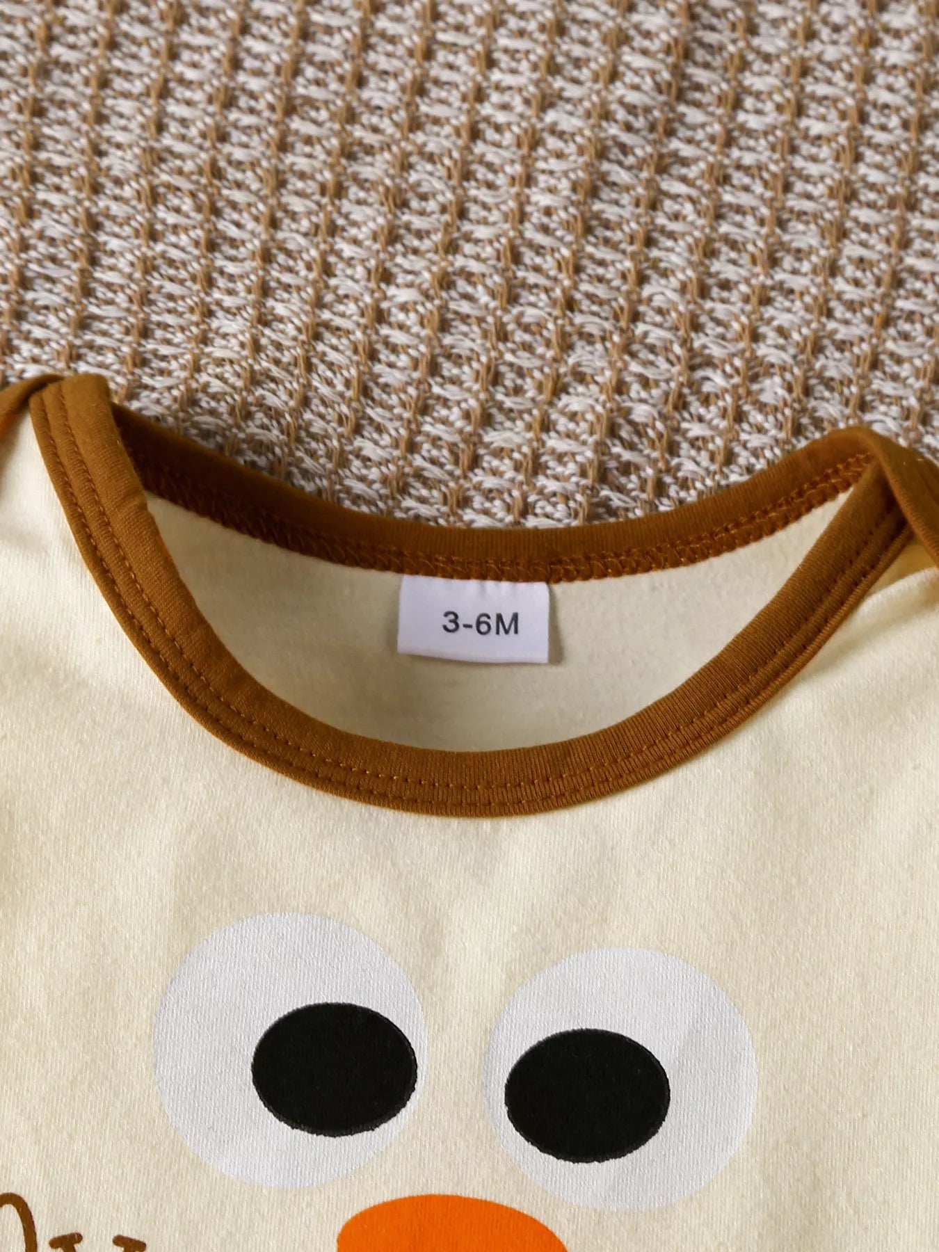 🍂 Gros plan détail graphique Mon 1er Thanksgiving dinde adorable sur body bébé - design festif mémorable unique - finitions soignées qualité premium - couleurs chaudes automne - tenue première célébration photos souvenirs BabyCoton
