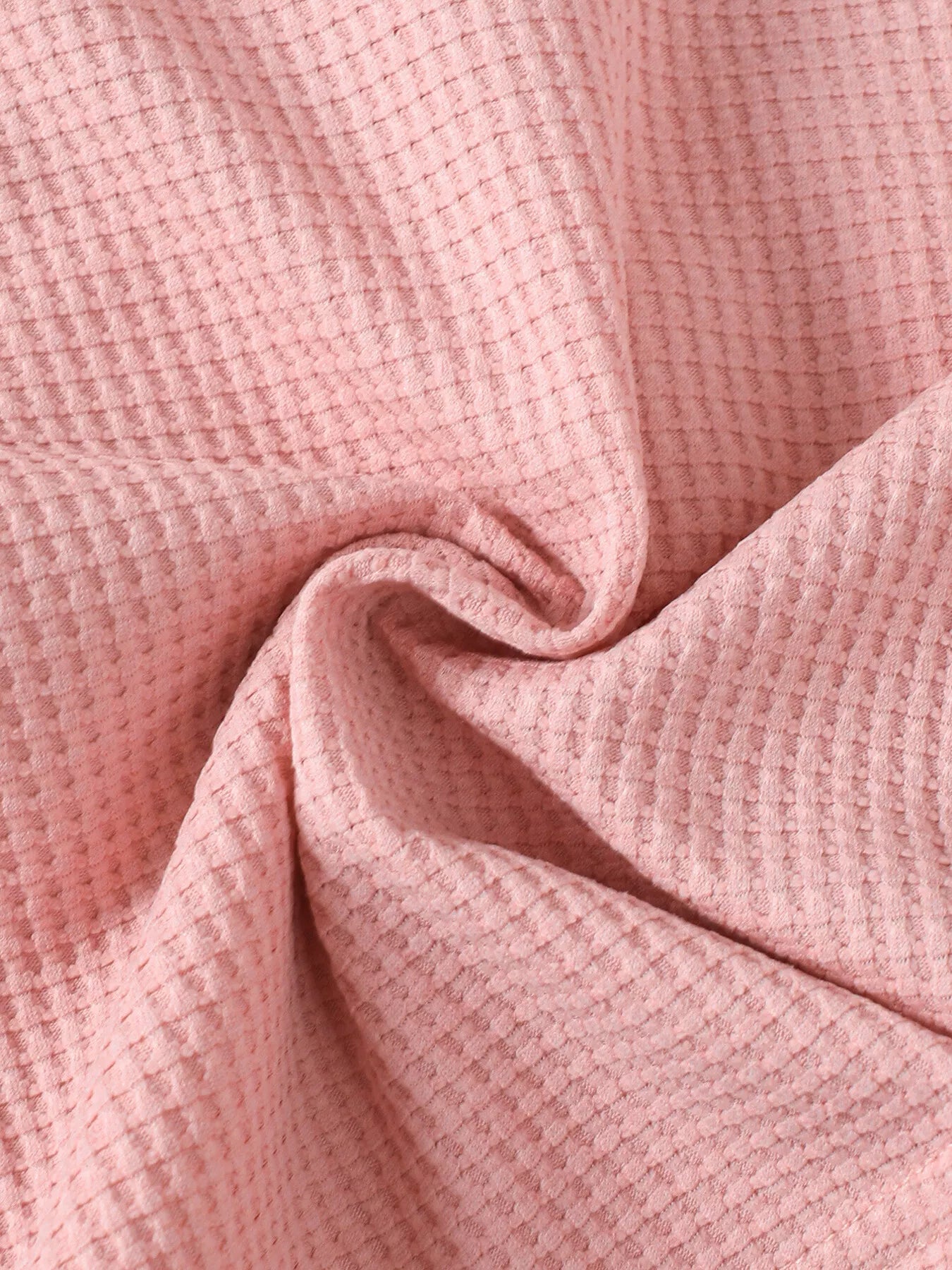 🌼 Détail rapproché du tricot gaufré et des imprimés miel et fleurs - texture tactile agréable avec motifs colorés qui évoquent la douceur de l'été
