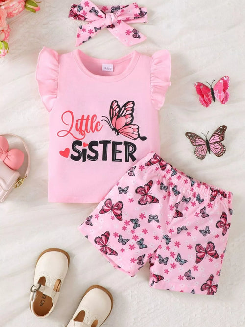 👧 Petite fille portant un ensemble 'Little Sister' imprimé papillons avec volants - vue de face célébrant son rôle spécial dans la famille avec tendresse et style