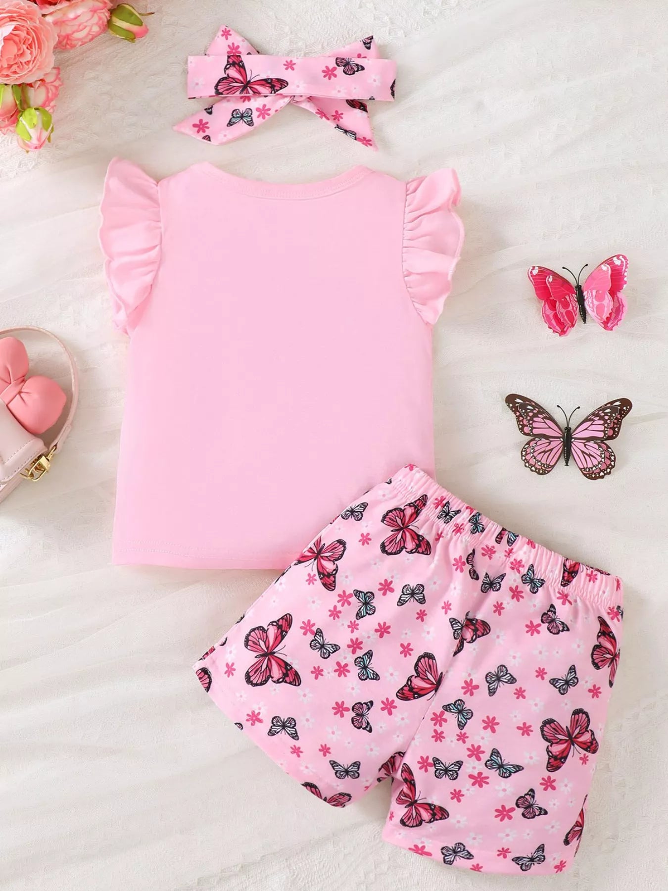 💕 Vue complète de l'ensemble à plat - haut et bas parfaitement coordonnés avec papillons et volants pour un look adorable et harmonieux