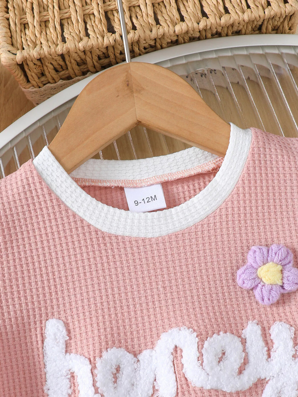 ✨ Vue latérale de l'ensemble tricot gaufré - montrant la texture unique et la coupe confortable parfaite pour les aventures estivales