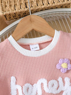✨ Vue latérale de l'ensemble tricot gaufré - montrant la texture unique et la coupe confortable parfaite pour les aventures estivales