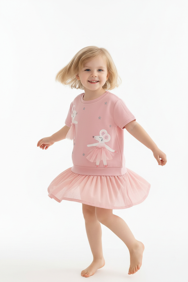 Fillette portant robe sweatshirt en coton avec col rond et manches courtes - vue de face complète - robe décontractée confortable quotidien - professionnel - vêtements enfant BabyCoton Suisse
