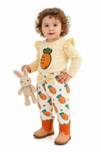 Fille en ensemble sweat jaune volants épaules - vue trois-quarts détail grande carotte brodée orange texturée et volants romantiques - BabyCoton