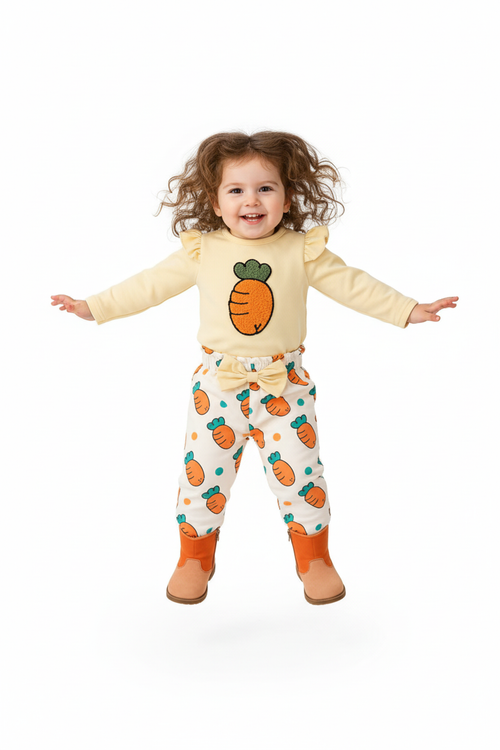 Fille en ensemble sweat jaune volants carotte brodée pantalon blanc carottes - pose saut joyeux expression heureuse - BabyCoton
