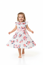 Fille en robe blanche plissée fleurie roses roses rouges feuilles bleu nuit - col volant ceinture nœud satin rose - pose en marche - BabyCoton