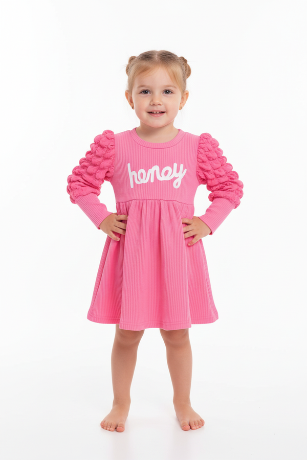 Fille en robe rose vif honey côtelée - pose confiante mains sur les hanches montrant robe complète manches bouffantes jupe évasée - BabyCoton
