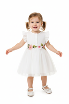 Fille en robe tulle blanche manches volantées papillon - boutons décoratifs ceinture fleurs 3D brodées roses jupe tulle vaporeux - vue de face - BabyCoton