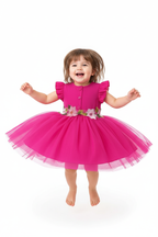 Fille en robe tulle fuchsia manches volantées - saut joyeux montrant le volume de la jupe tulle vaporeux - BabyCoton