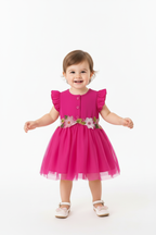 Fille en robe tulle fuchsia manches volantées papillon - boutons décoratifs corsage ceinture fleurs 3D brodées jupe tulle vaporeux - vue de face - BabyCoton