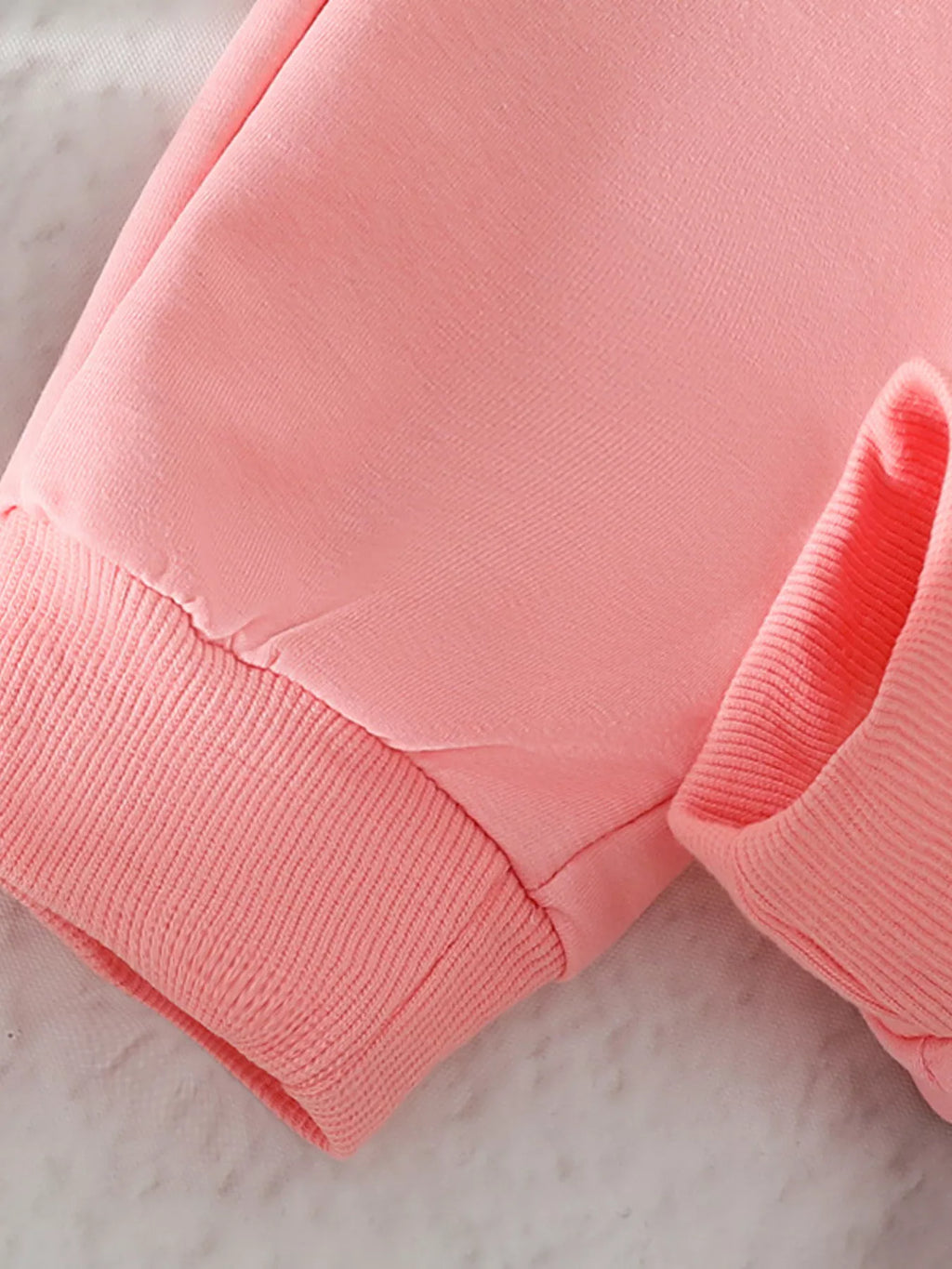 Détail haut col rond avec motif cœur pour enfant - tissu doux et confortable - BabyCoton Suisse
