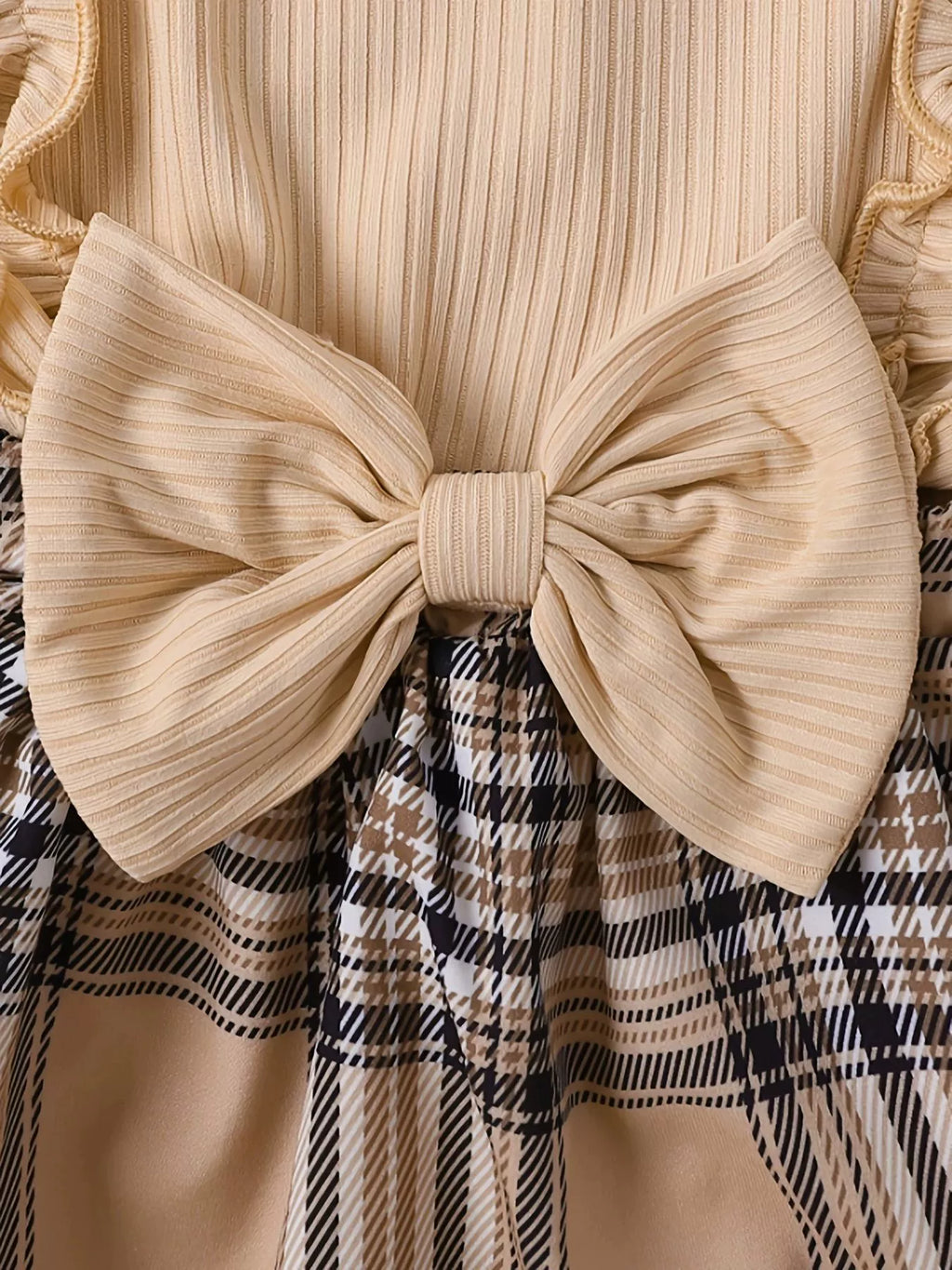 Haut côtelé beige bébé fille - manches longues avec volants romantiques aux épaules et grand nœud élégant à la taille - romper robe avec jupe carreaux et bandeau assorti - vêtement bébé chic - BabyCoton
