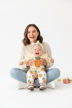 Maman assise avec sa fille en ensemble carottes body crème volants pantalon blanc carottes - moment joyeux ambiance Pâques printemps mère et enfant - BabyCoton