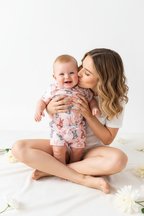 Maman embrassant sa fille sur la joue en ensemble lapins silhouettes rose gris - moment tendresse bisou mère et enfant ambiance Pâques - BabyCoton