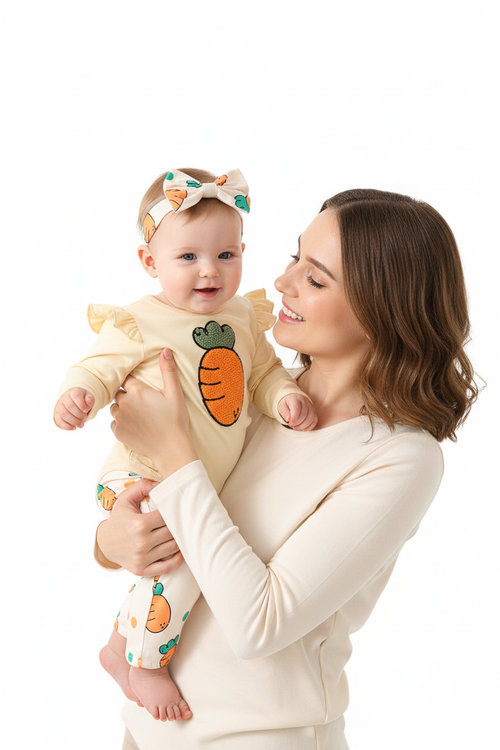 Maman portant sa fille en ensemble 3 pièces carottes body crème volants carotte brodée pantalon blanc carottes bandeau - moment tendresse câlin mère et enfant - BabyCoton