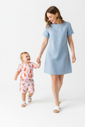Maman tenant la main de sa fille en ensemble 2 pièces lapins silhouettes rose orange - promenade joyeuse ambiance printanière mère et enfant - BabyCoton