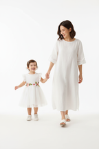 Maman tenant la main de sa fille en robe tulle blanche manches volantées ceinture fleurs 3D brodées roses - promenade joyeuse mère et enfant - BabyCoton