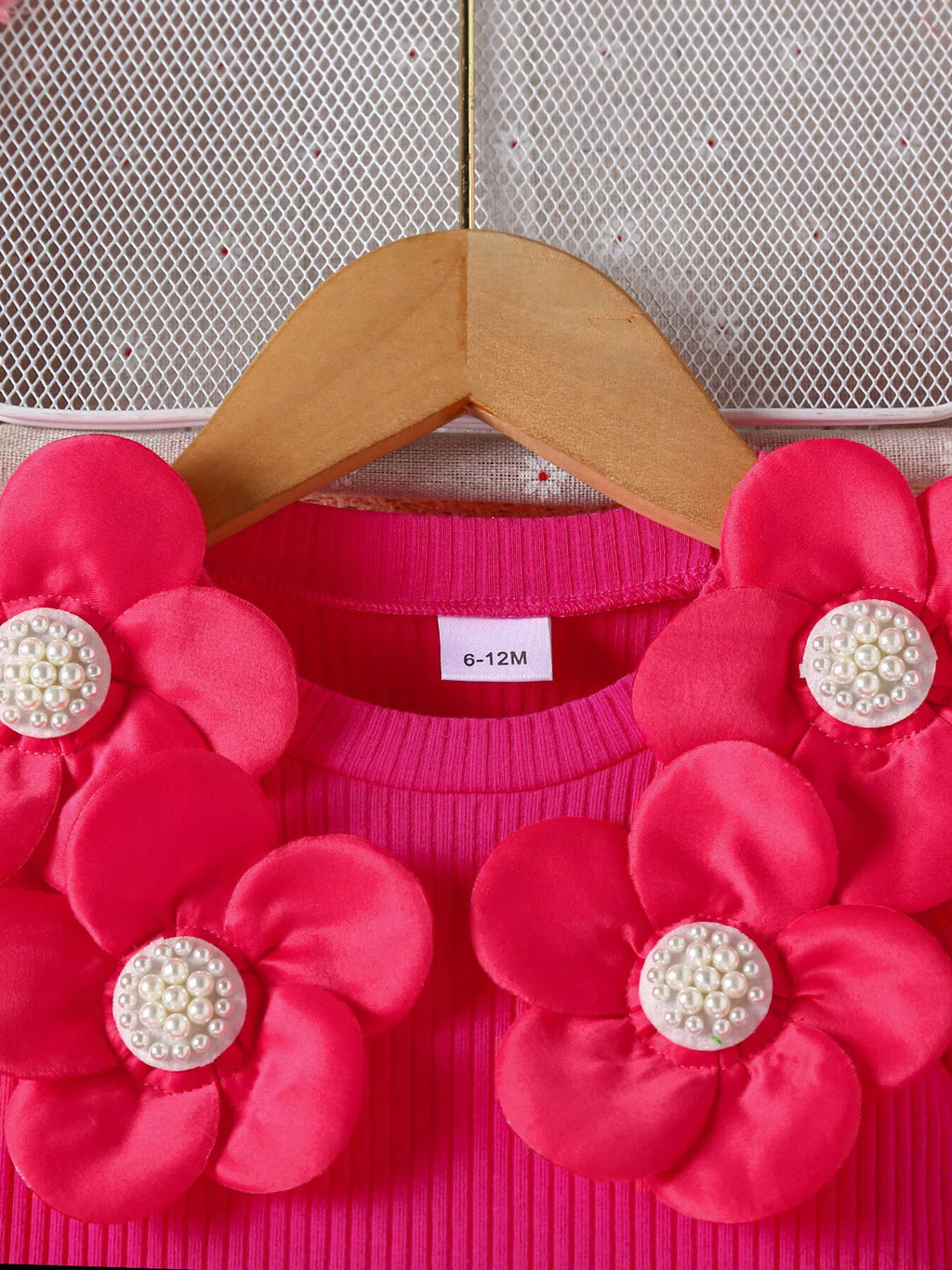 💝 Quand le confort rencontre la poésie florale :

Le tissu côtelé doux caresse sa peau délicate. Les volants ne sont pas qu'esthétiques - ils permettent une liberté de mouvement totale pour jouer, danser et explorer. Les boutons de la jupe ajoutent ce petit détail qui fait toute la différence. C'est l'ensemble qui prouve qu'on peut être romantique ET pratique.