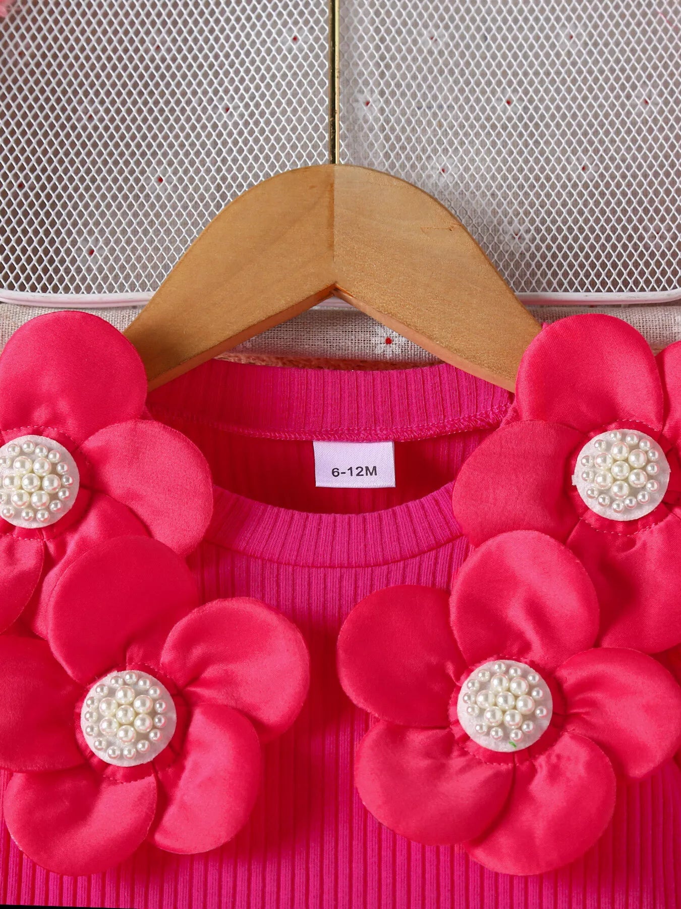 💝 Quand le confort rencontre la poésie florale :

Le tissu côtelé doux caresse sa peau délicate. Les volants ne sont pas qu'esthétiques - ils permettent une liberté de mouvement totale pour jouer, danser et explorer. Les boutons de la jupe ajoutent ce petit détail qui fait toute la différence. C'est l'ensemble qui prouve qu'on peut être romantique ET pratique.