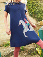 🐴 Petite fille élégante en robe polo équestre avec col classique - Vue principale de cette tenue sportive-chic en coton doux inspirée des tenues de polo, parfaite pour les petites cavalières
