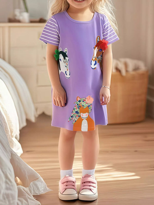 🐴 Petite cavalière adorable en robe décontractée avec cheval brodé artisanal et poches pratiques - Vue principale de cette tenue en coton doux qui célèbre l'amour des chevaux et la passion équestre
