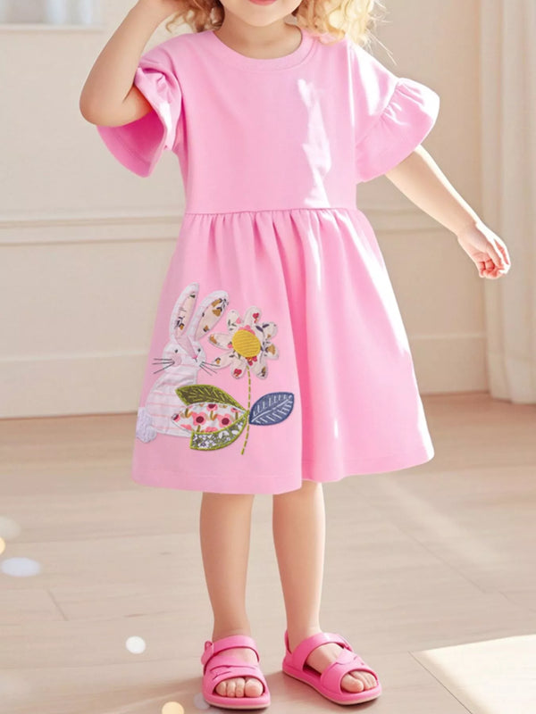 🐰 Petite fille adorable en robe col rond avec lapin brodé artisanal et volants délicats - Vue principale de cette tenue en coton doux qui combine charme enfantin et féminité romantique
