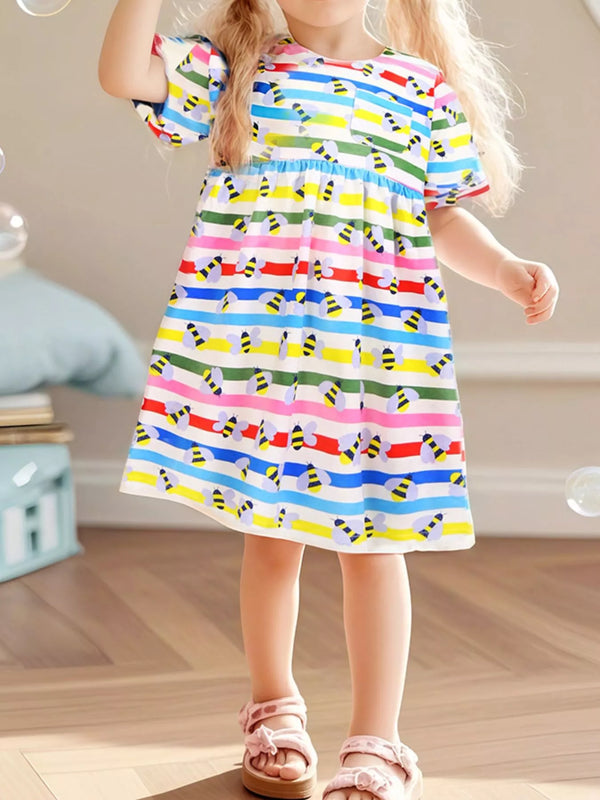 Robe casual imprimé abeille rayée pour petite fille 2-7 ans - Enfant joyeuse courant et jouant en mouvement - Coton 100% naturel doux - Motif abeille mignon et rayures visibles - Photo lifestyle fond blanc studio professionnel - BabyCoton Suisse"