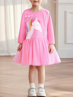Robe en tulle rose poudré avec imprimé licornes arc-en-ciel et manches longues pour petite fille, vue de face montrant les couches de tulle superposées