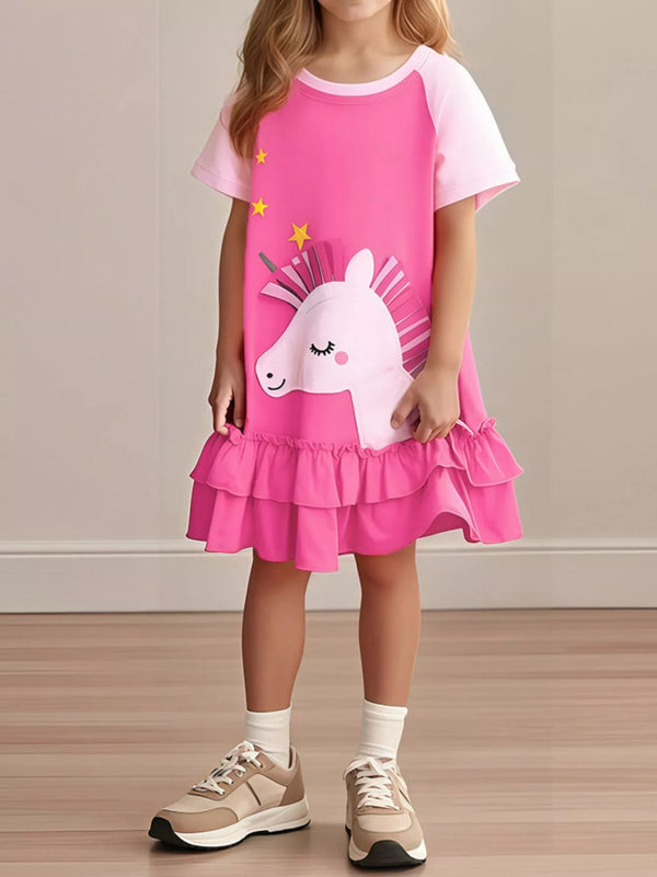 "Robe licorne ourlet à volants pour fille - Vue de face à plat montrant coupe complète - Motif licorne magique sur poitrine - Ourlet à volants romantiques - Manches longues élégantes - Coton 100% naturel - Tailles 2-7 ans - Photo produit fond blanc - BabyCoton Suisse"