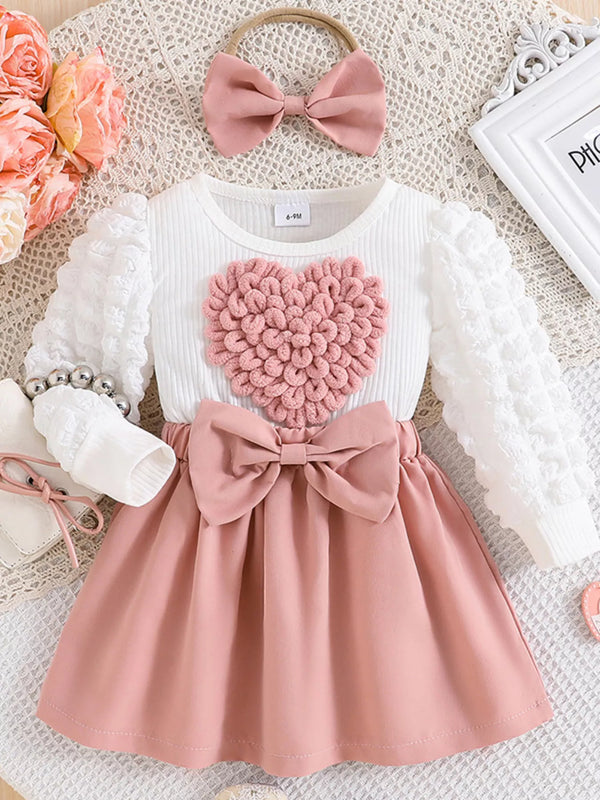 Robe fille motif cœurs avec nœud décoratif et bandeau assorti - vue avant complète - douceur romantique
