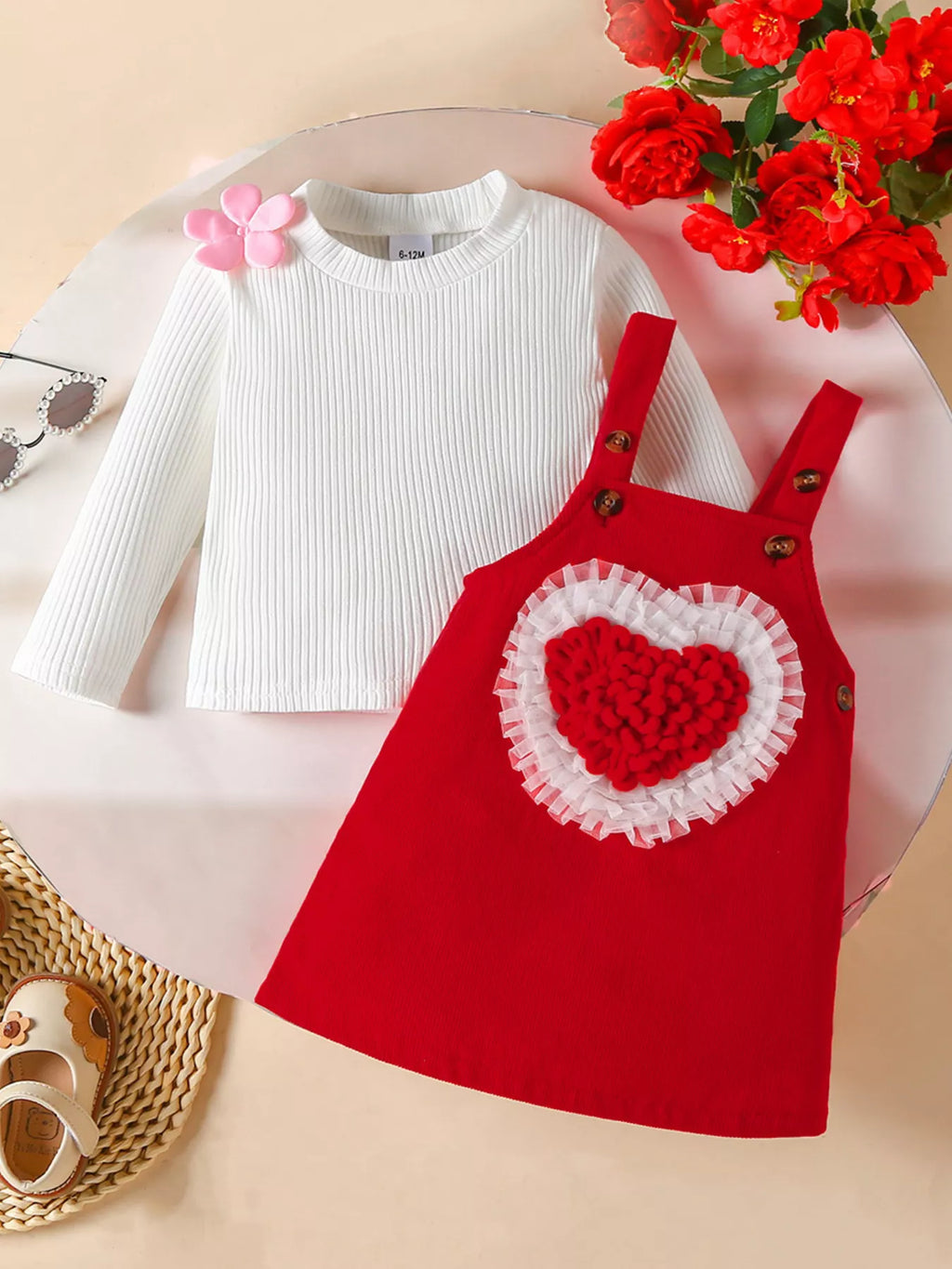 💫 L'ensemble qui capture l'essence de l'enfance :

👗 Robe salopette en velours côtelé ultra-doux et confortable 💝 Adorable détail cœur qui ajoute une touche de tendresse 👕 Haut côtelé coordonné pour un look complet harmonieux 🎨 Style vintage-chic qui ne se démode jamais ✨ Elle se sent jolie, confortable et confiante toute la journée