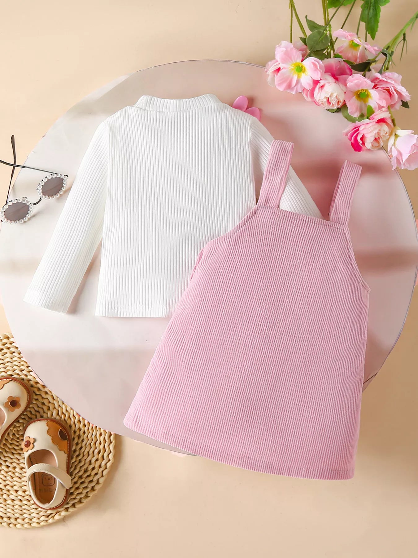 💫 L'ensemble qui capture l'essence de l'enfance :

👗 Robe salopette en velours côtelé ultra-doux et confortable 💝 Adorable détail cœur qui ajoute une touche de tendresse 👕 Haut côtelé coordonné pour un look complet harmonieux 🎨 Style vintage-chic qui ne se démode jamais ✨ Elle se sent jolie, confortable et confiante toute la journée