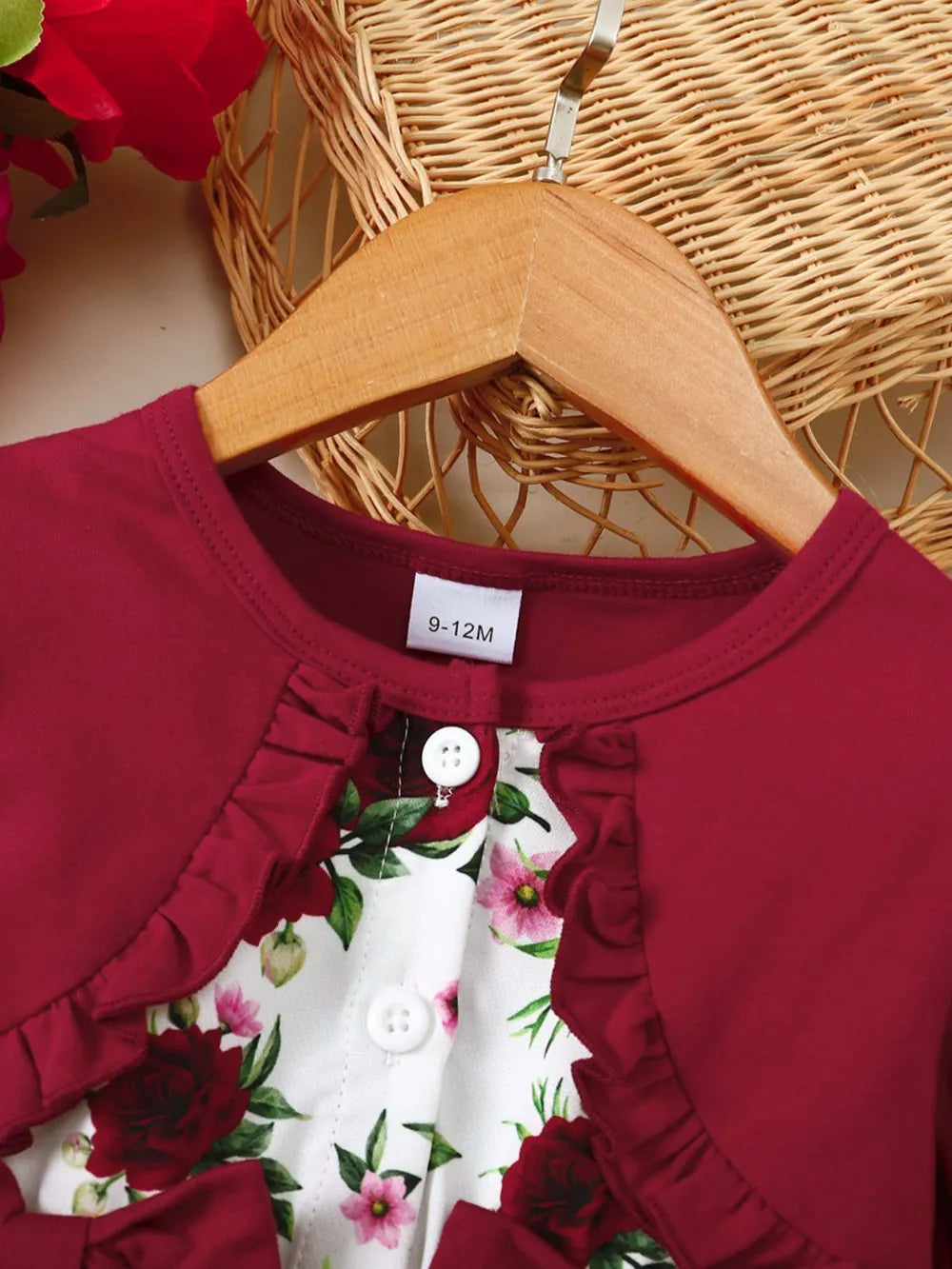 Détail robe fleurie volants manches bouffantes enfant - motif floral gracieux - tissu confortable - qualité premium BabyCoton
