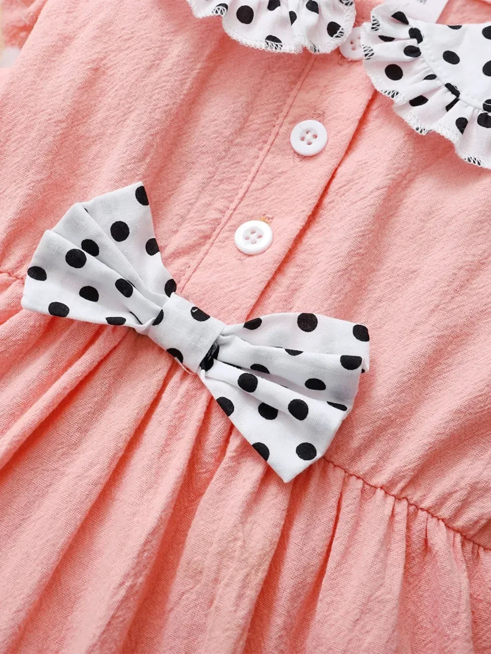 Robe col Claudine fille portée en situation - look vintage chic - disponible en plusieurs tailles - BabyCoton Suisse