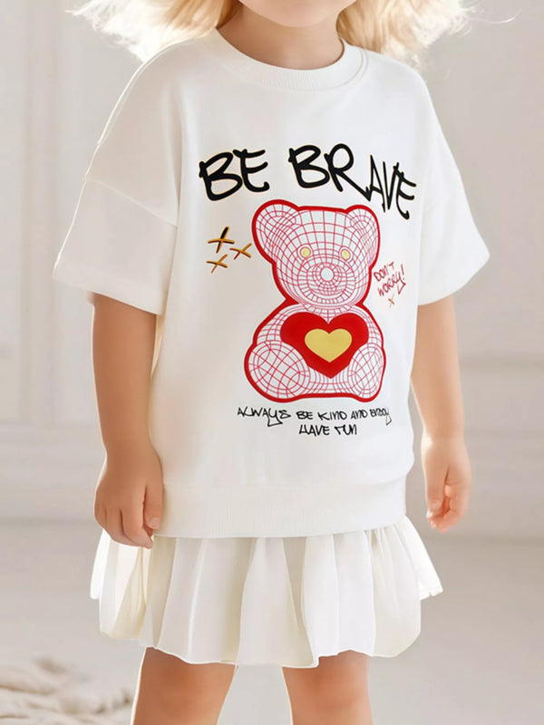 🐻 Petite fille adorable en robe sweat graphique ourson avec volants délicats - Vue principale de cette tenue confortable en coton parfaite pour les aventures quotidiennes et les moments de jeu
