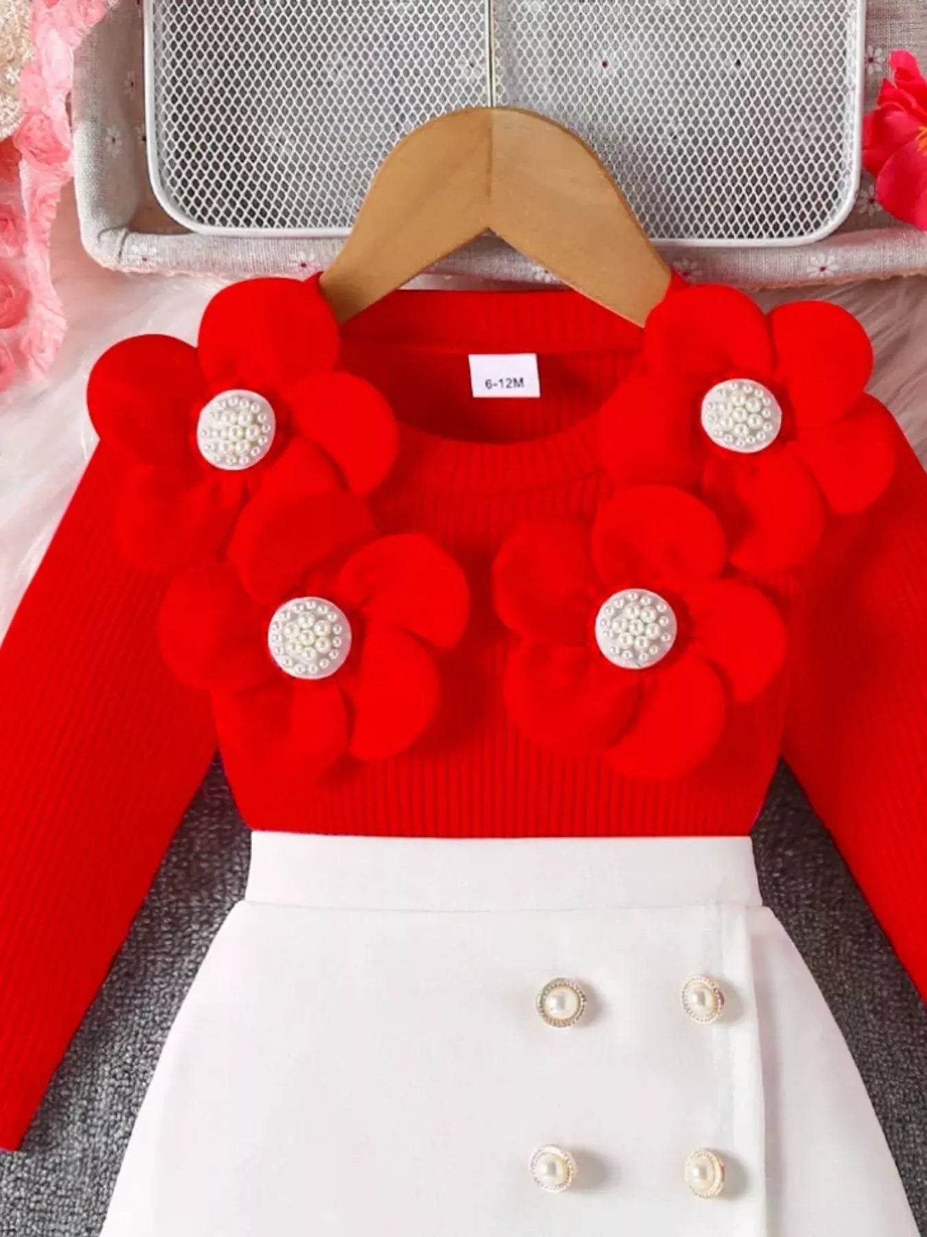 💫 L'ensemble qui fait fleurir les sourires :

🌺 Haut côtelé doux avec adorables appliqués floraux en relief 🎀 Volants délicats qui ajoutent une touche romantique 👗 Jupe élégante ornée de jolis boutons décoratifs 🌼 Design champêtre-chic qui respire la douceur ✨ Elle se sent comme une princesse de jardin secret